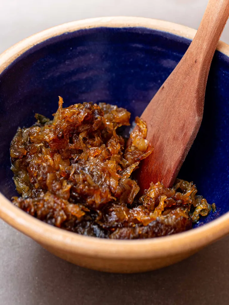 Balsamico-karamellisert løk — smør, brunsukker, balsamico. På Big Beef, Philly, Outlaw og Fisherman.