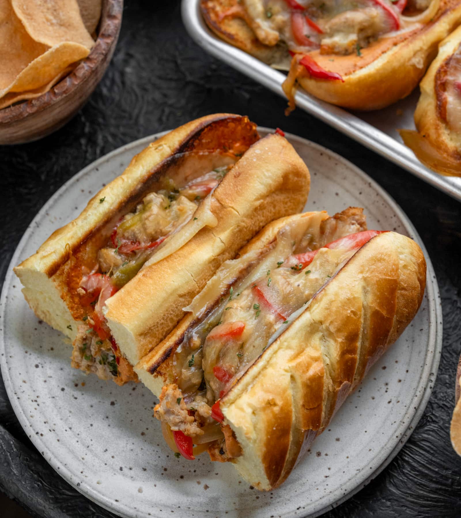 THE OUTLAW — Chipotle-kylling · jarlsberg · jalapeños · aioli.